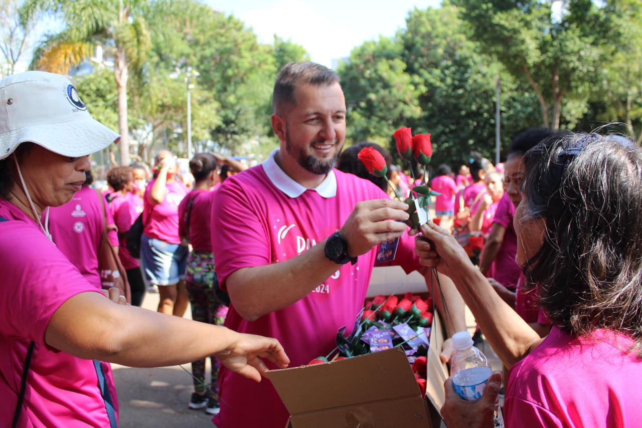 Na imagem, participante da Caminhada de Dia das Mães.
